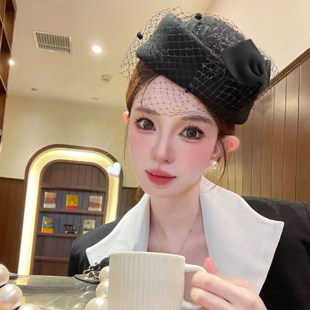 

Модная шерстяная шляпа в британском стиле с бантом и вуалью, элегантная кашемировая шляпка-пилбокс, милый аксессуар для фотосессий, шляпка стюардессы, для вечеринок