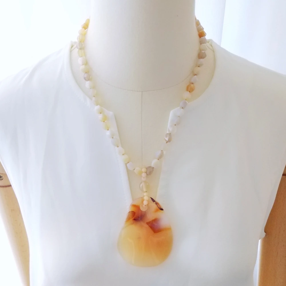 Lii Ji Natural Stone Necklace 52cm Agate Pendant White Agate Beads Necklace Stock Sale Jewelry Gift