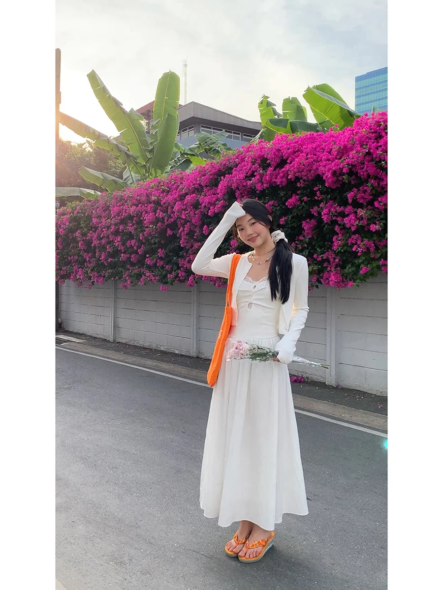 فستان طويل أبيض بدون حمالات للنساء صيف 2025 تصميم جديد بخصر مرتفع وتنورة على شكل حرف A من البوليستر والنايلون بدون أكمام للار...