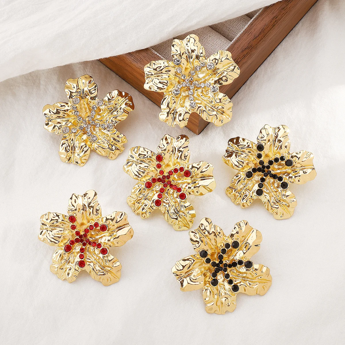 

Vintage Women Jewelry 2025 Trend Luxury Metal Flower Earring Rhinestone Studded Classic Prom Party Accessories Charm Girl Gift