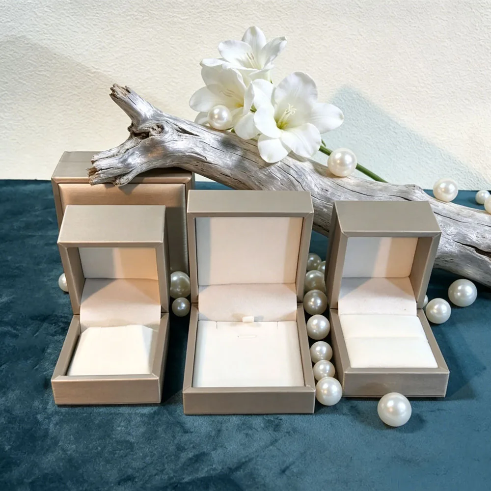 24-teiliges Hochwertiges Schmuck-Etui aus Glänzendem PU-Leder für Ringe, Ohrringe, Anhänger, Broschen, Halsketten, Stifte, Armbänder und Diktiergeräte – Detail 1