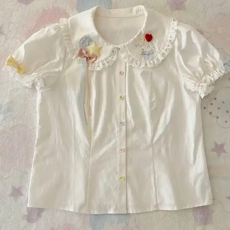 

Женская белая блузка в стиле Лолита с милым воротником Питер Пэн, коротким рукавом, кружевной отделкой, бантом и вышивкой в виде звезд