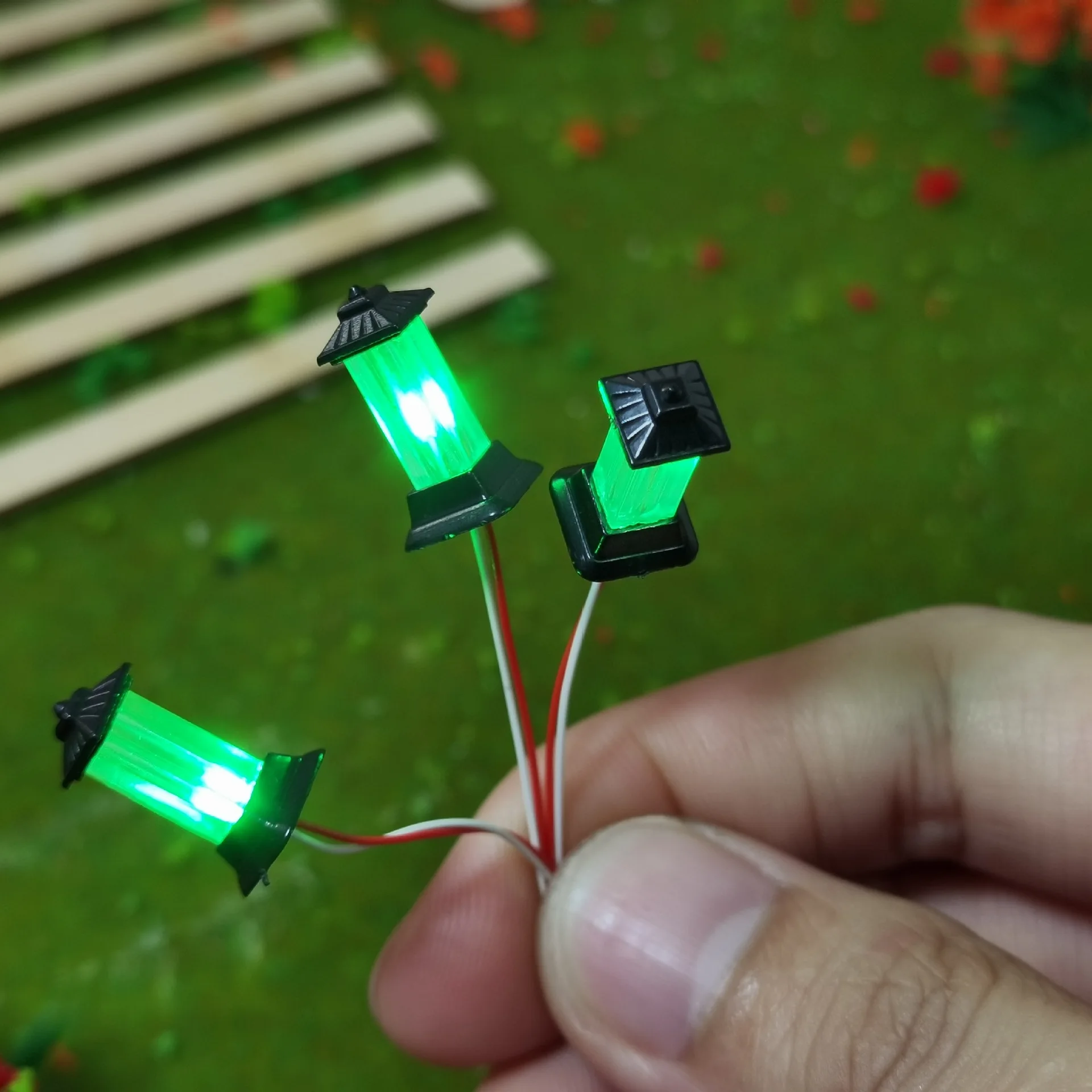 5er-Set Modellbausätze für Rasenlampen im Maßstab 1:87 (HO-Skala), 3V LED-Straßenlaternen-Modell für Parkgebäude, Grasland, Laternenpfahl, Diorama-Zubehör – Detail 7