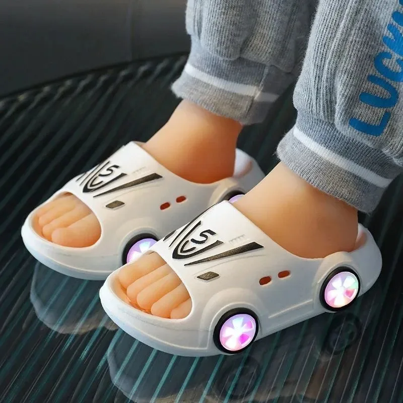 Kinder leuchtende Hausschuhe Sommer Indoor Cartoon Auto Mädchen Schuhe weiche Anti-Rutsch-Junge Strands chuhe Mode Outdoor Kinder führte Hausschuhe