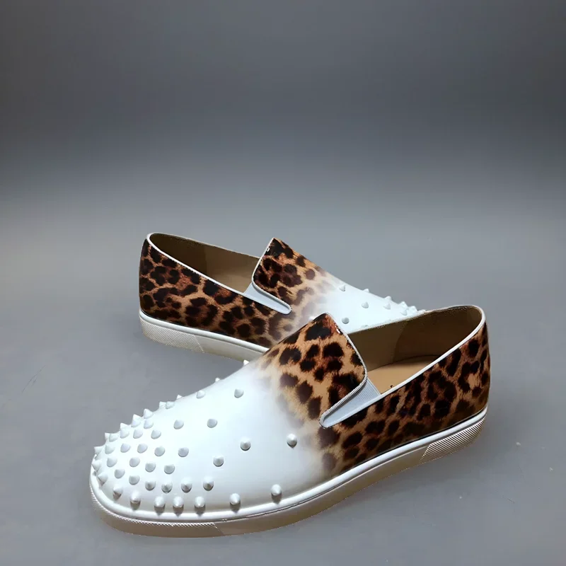 Marca de luxo baixo superior sapatos de fundo vermelho para homens formadores condução cravado leopardo branco rebites de couro genuíno toeap apartamentos tênis