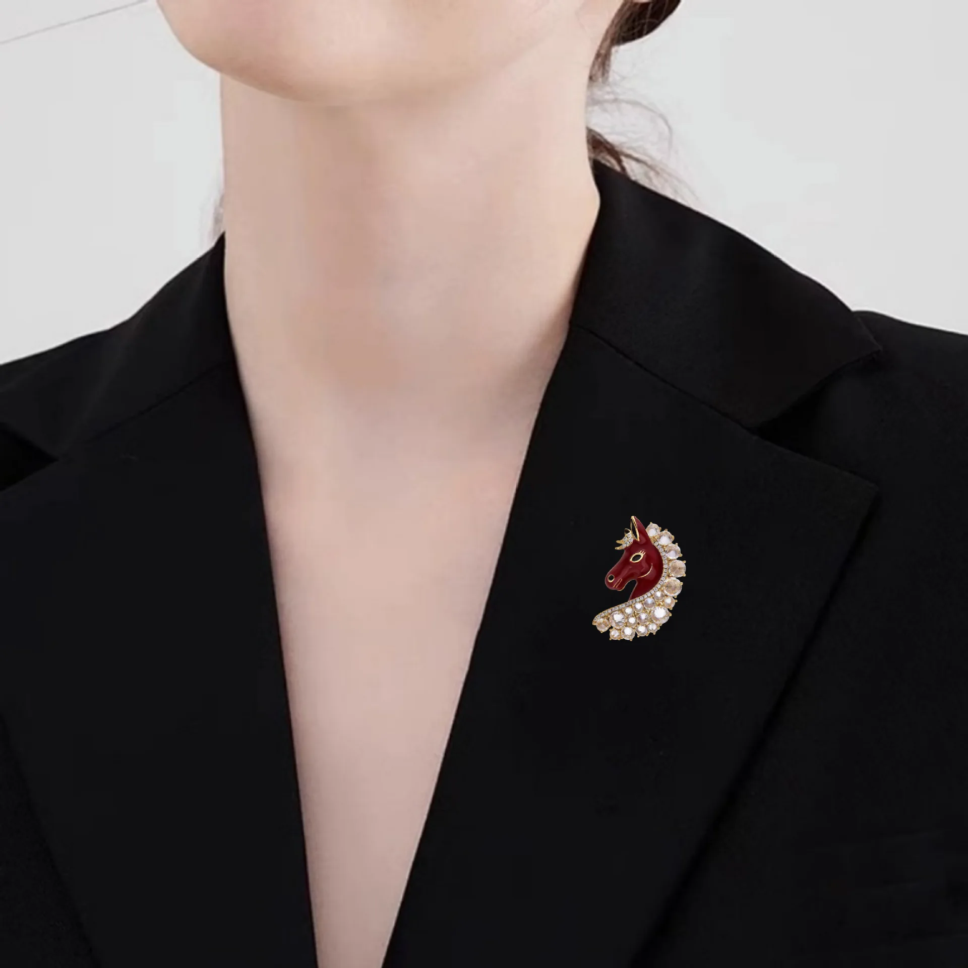2026 New Fashion Flash Diamond Pony Head Brooch Zodiac Horse Pin Accessories Unisex Luxury Versatile Corsage Gifts