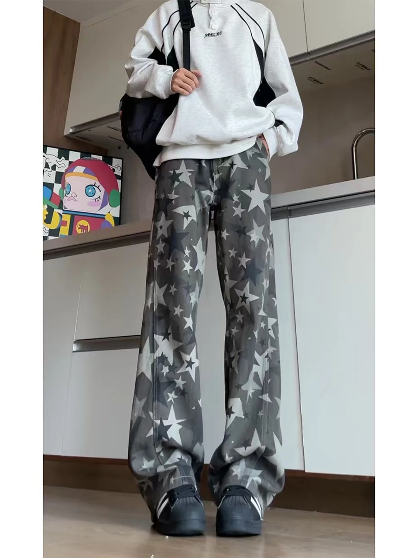 

Мужские джинсы Stars Tie Dye Camouflage в американском стиле High Street, прямые, слегка расклешенные, с эффектом сильной потертости, длинные брюки для повседневной носки