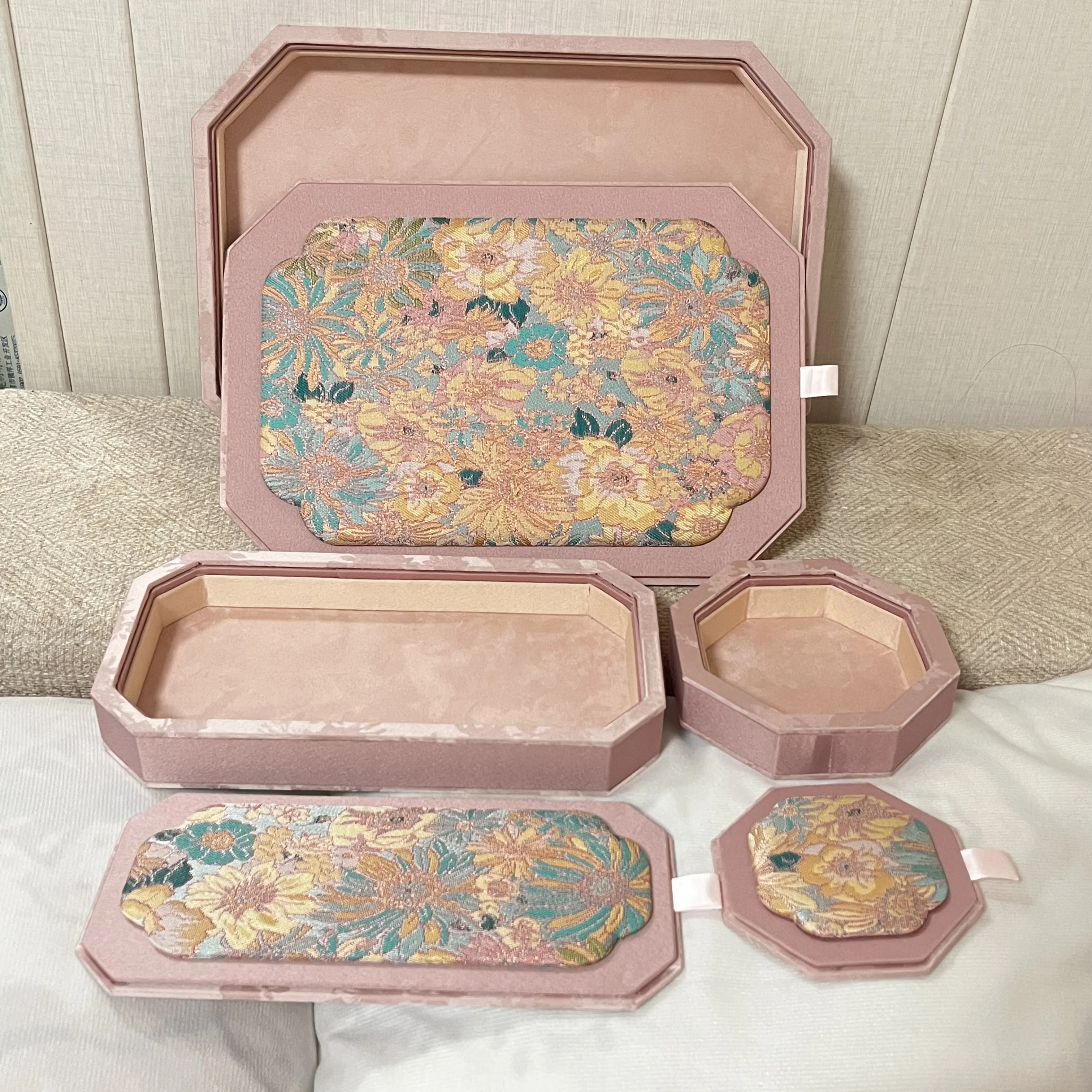 Hot Sale Chinese Silk Satin Jewelry Tray, Ramadan Gift Luxury Display for Gold Bracelet & Beads, Counter Storage & Photo Prop