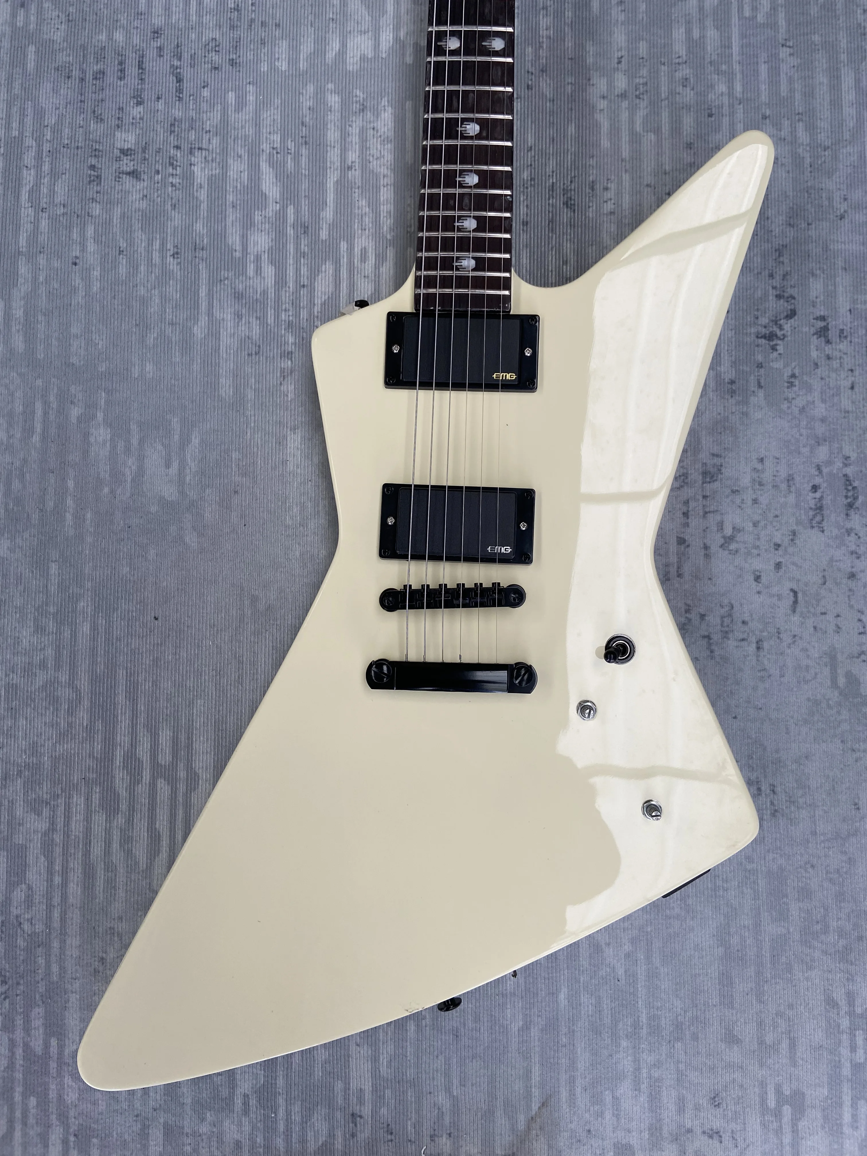 Electric Guitar Made in China, cream white, , E logo , mahogany body, high quality