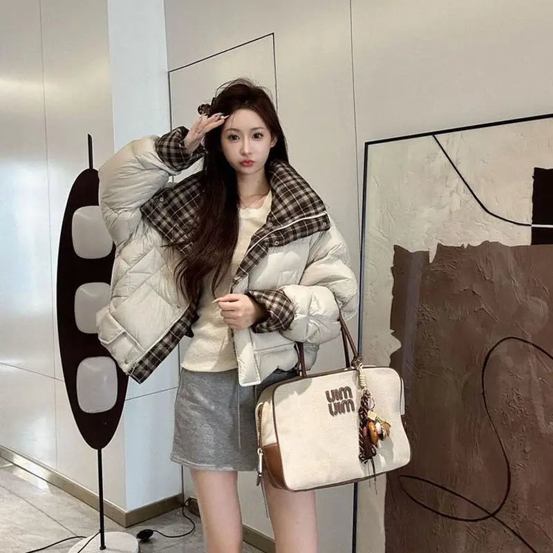 

Женская утепленная хлопковая куртка 2025 года, новая корейская свободная ретро-модель в клетку с комбинированными вставками, утолщенная верхняя одежда малого размера из складчатой ткани
