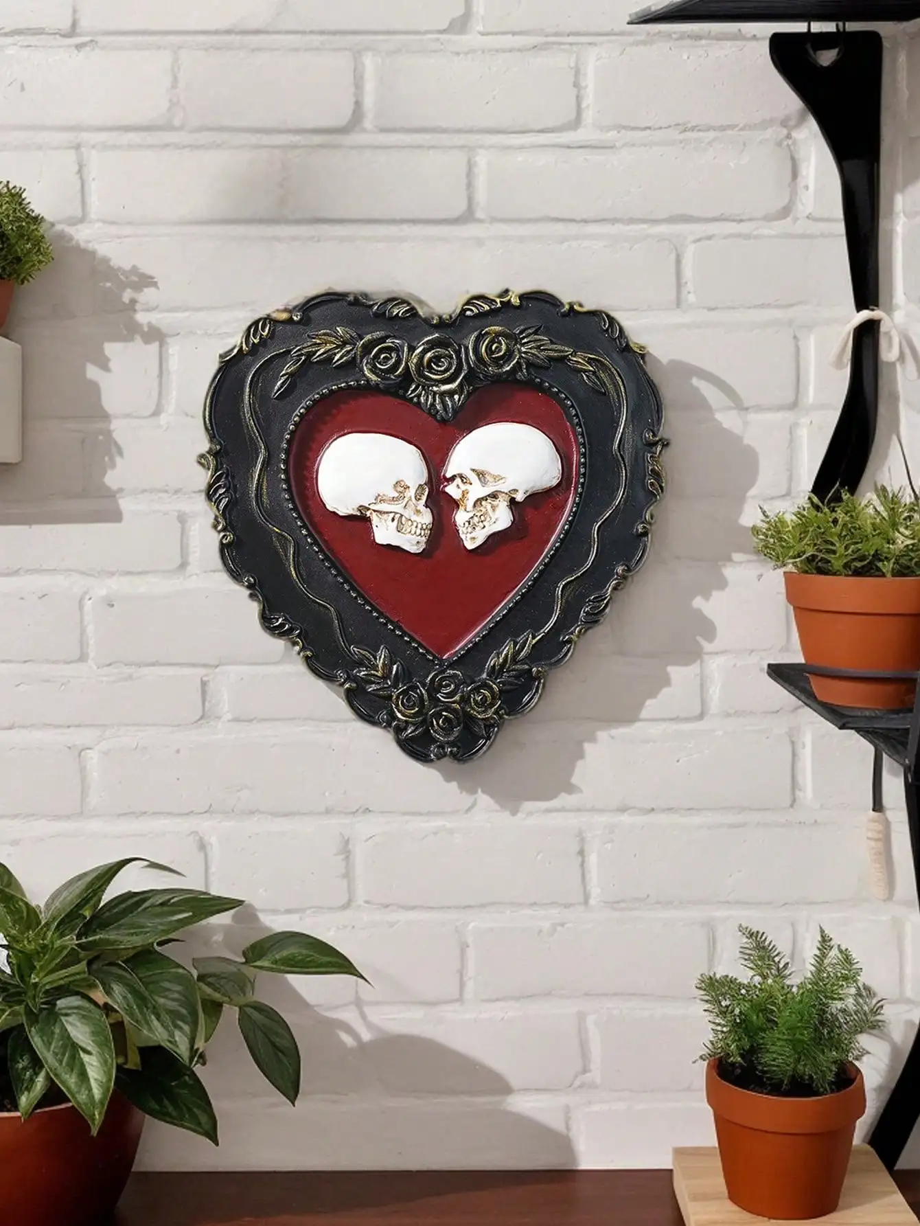 1PC Halloween Decor Resin Heart Skull Home Decoration Hanging Ornament, Skull Wall Hanging, Heart-Shaped Rose Wall Decor, Wall Hanging, Halloween Heart Skull Shaped ABS Resin Handmade Craft Wall Decor, Suitable For Living Room, Study, Shop And Halloween,