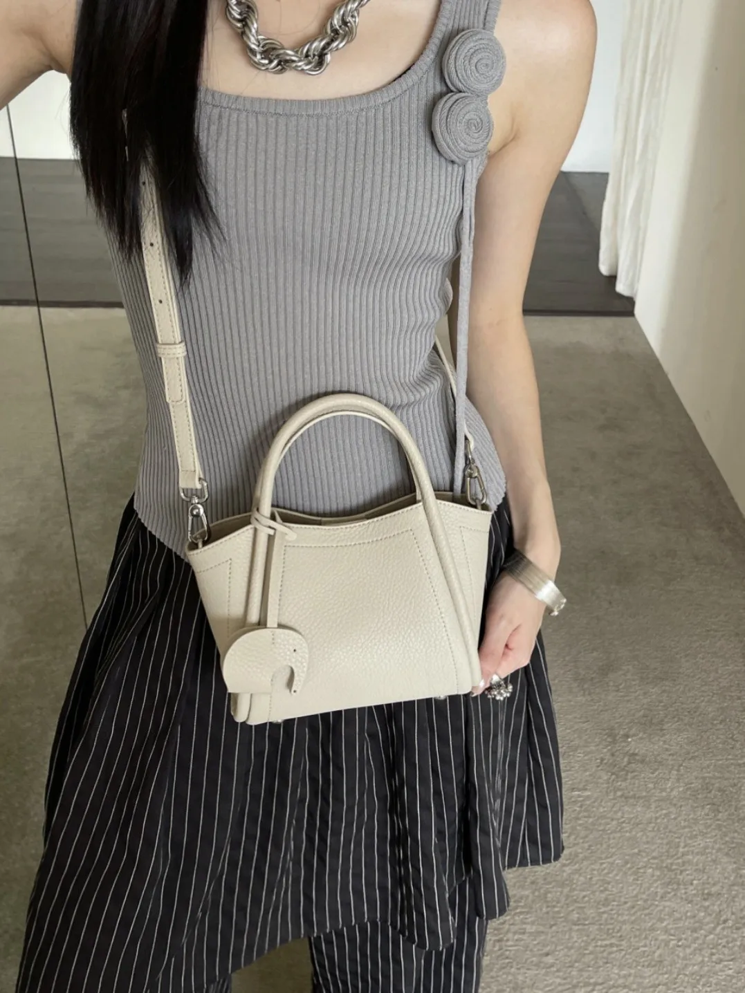 أنيقة معمارية. تم تحديد حقيبة الدلو المجنحة لأسلوب العمل إلى عطلة نهاية الأسبوع لعام 2025. #3