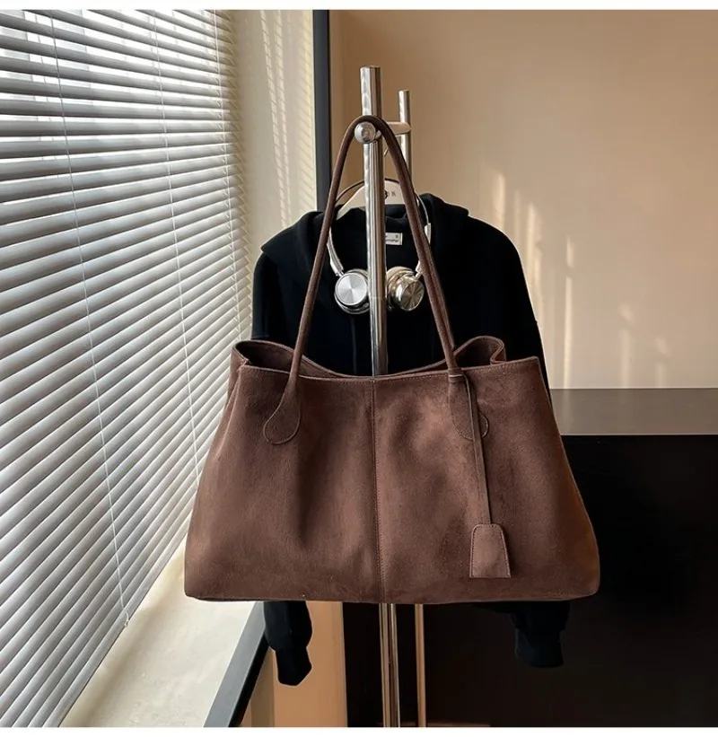 Damen-Schultertasche aus braunem Kunstwildleder, Lässiger Minimalistischer Stil für Tägliche Aufgaben, Wochenendausflüge & Alltägliche Arbeitshandtasche – Detail 20