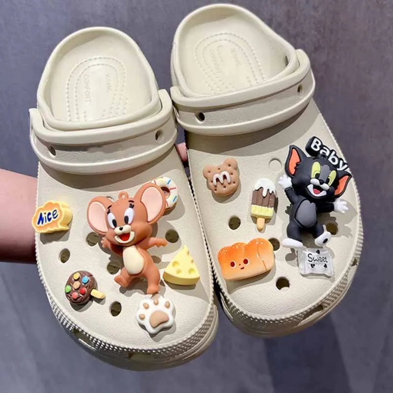 MINISO Tom y Jerry set Personaje de anime para lindos adornos de zapatos de dibujos animados Accesorios de decoración para zuecos clásicos Regalos