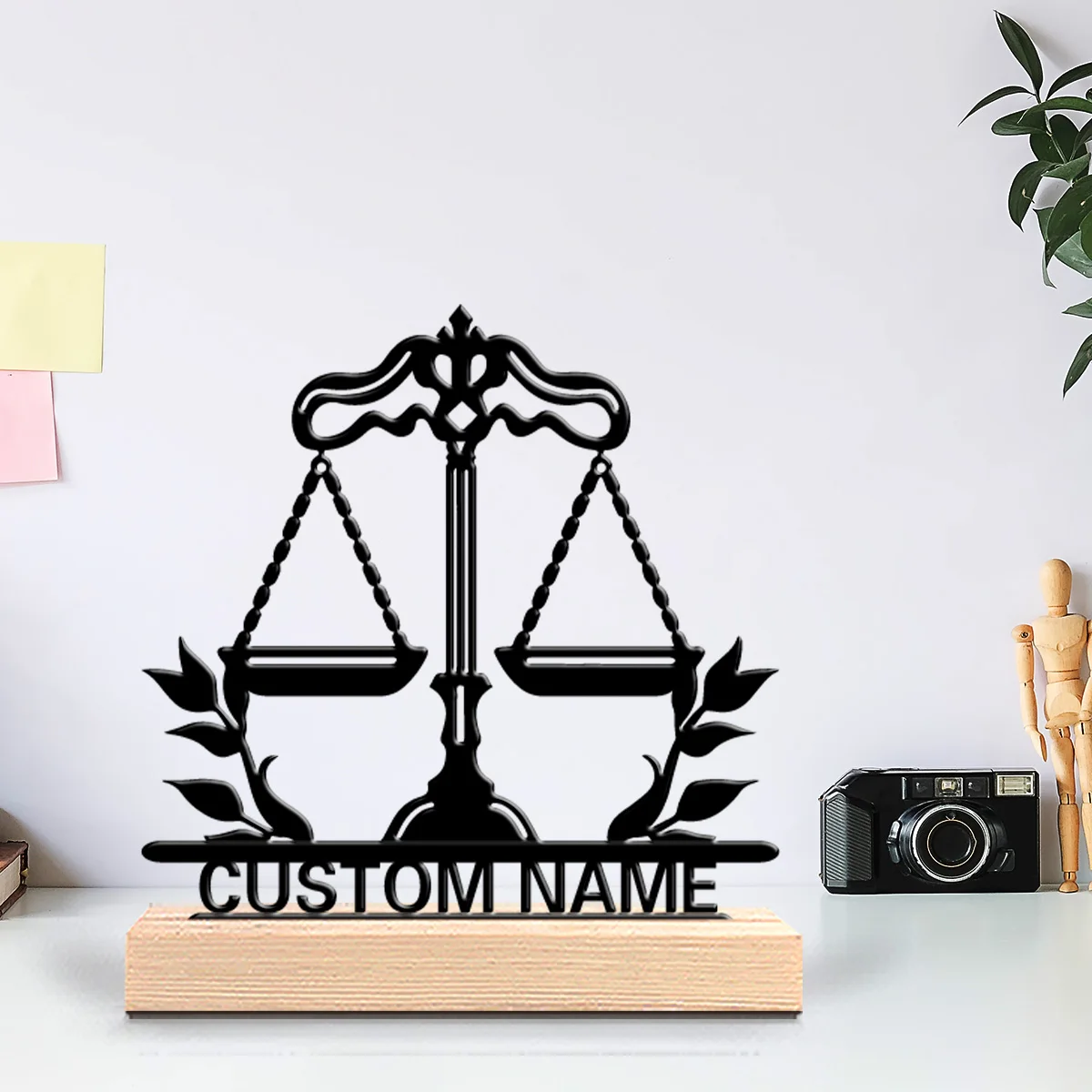 

1 шт. Забавная персонализированная металлическая статуэтка в виде весов, причудливый декор для стола с деревянной подставкой, идеально подходит для детских комнат, библиотек, в стиле эклектика.