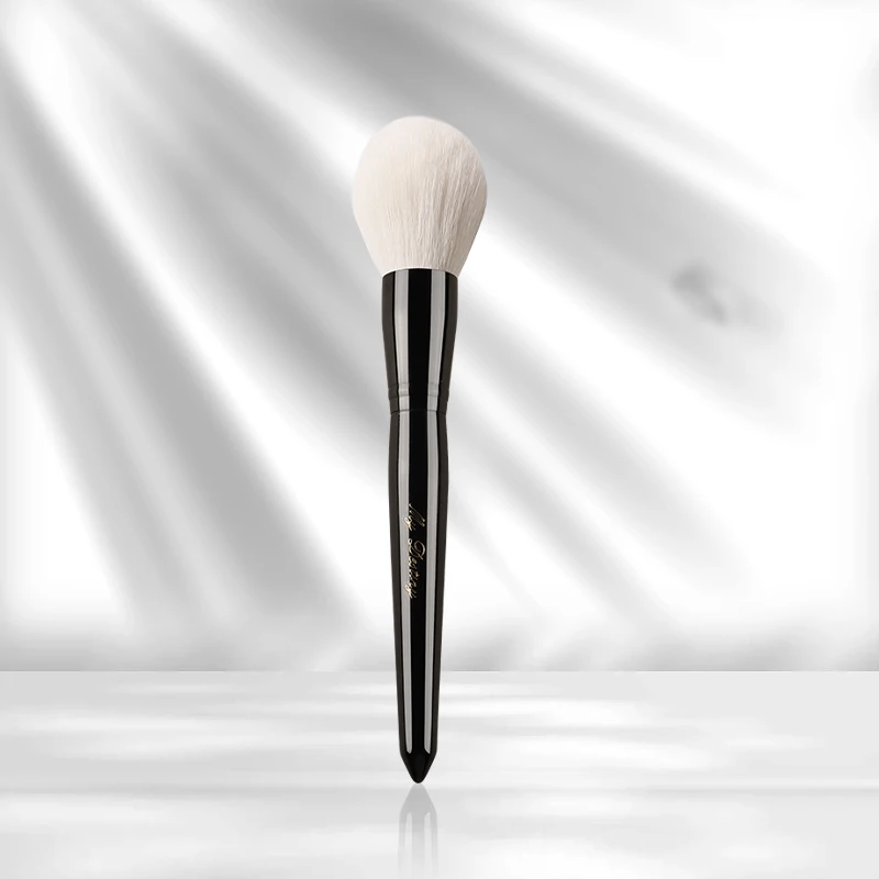 A White Wool Flame-Shaped Loose Powder Brush With A Refined And Soft Contour Suitable For Beginner Makeup Artists