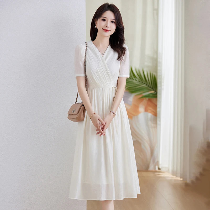 فستان نسائي أنيق برقبة على شكل حرف V وأكمام قصيرة مع تصميم خصر محكم بسيط عصري لطيف وساحر