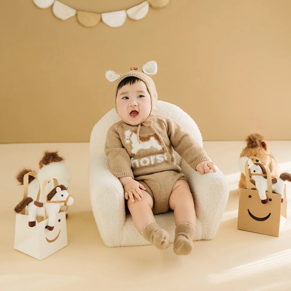 Perlengkapan Fotografi Tema Kuda Bayi 100 Hari Kostum Rajutan (Topi + Jumpsuit) Mainan Boneka Kuda Lucu Dekorasi Foto untuk Studio Sederhana
