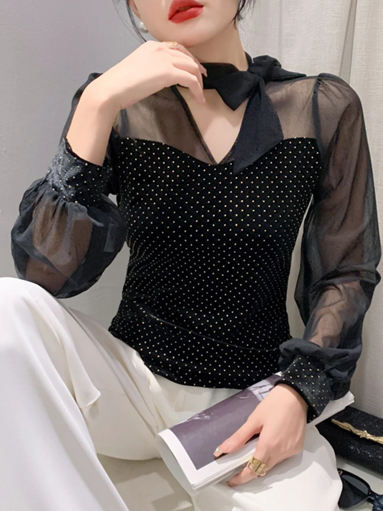 Damska długa bluzka z aksamitu Ele Velvet, dekolt w serek, łączona, z ciężkimi dżetami, koreański styl, dopasowany krój, elegancka, do pracy.