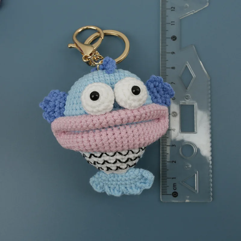 Lustiger gehäkelter Wurstfisch-Schlüsselanhänger, handgewebter Fisch-Anhänger, kreativer gestrickter Tier-Rucksackanhänger, lustiges Geschenk – Detail 1