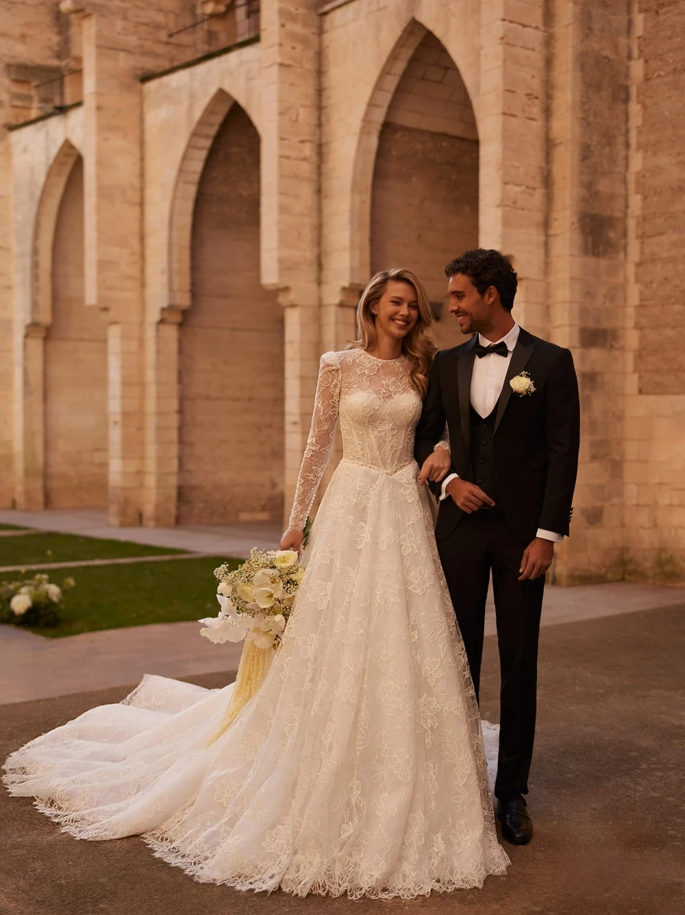 Femmes Appliques florales longue Train robe de mariée romantique col rond dentelle robe de mariée personnalisé mode Corset boutons dos porter