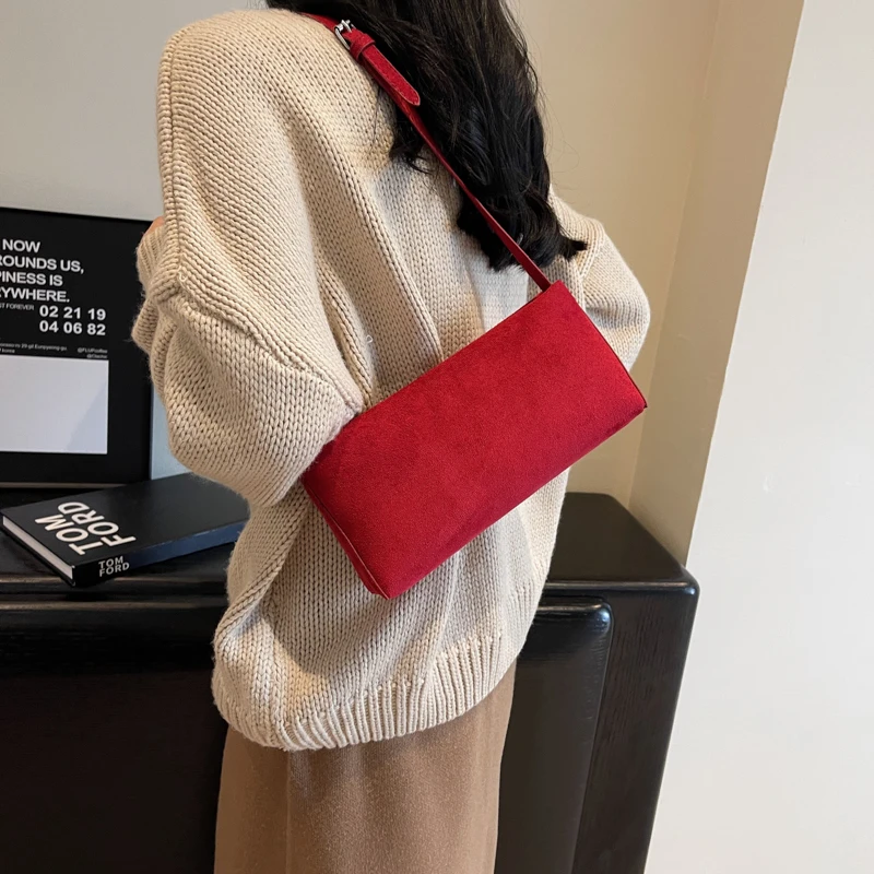 حقيبة كتف نسائية صغيرة من جلد البولي يوريثان من Leftside 2025 شتاء بسيط بمقبض قصير حقيبة كروس فاخرة مصممة حقائب يد عصرية