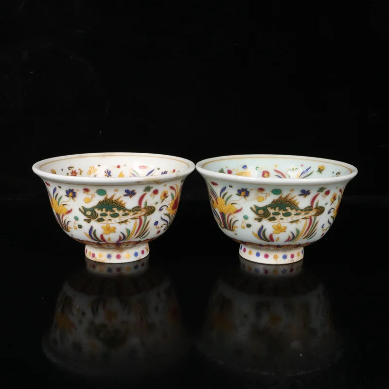 A pair of traditional Chinese dragon patterned porcelain cups and colorful fish and algae patterns porcelain cups handicrafts