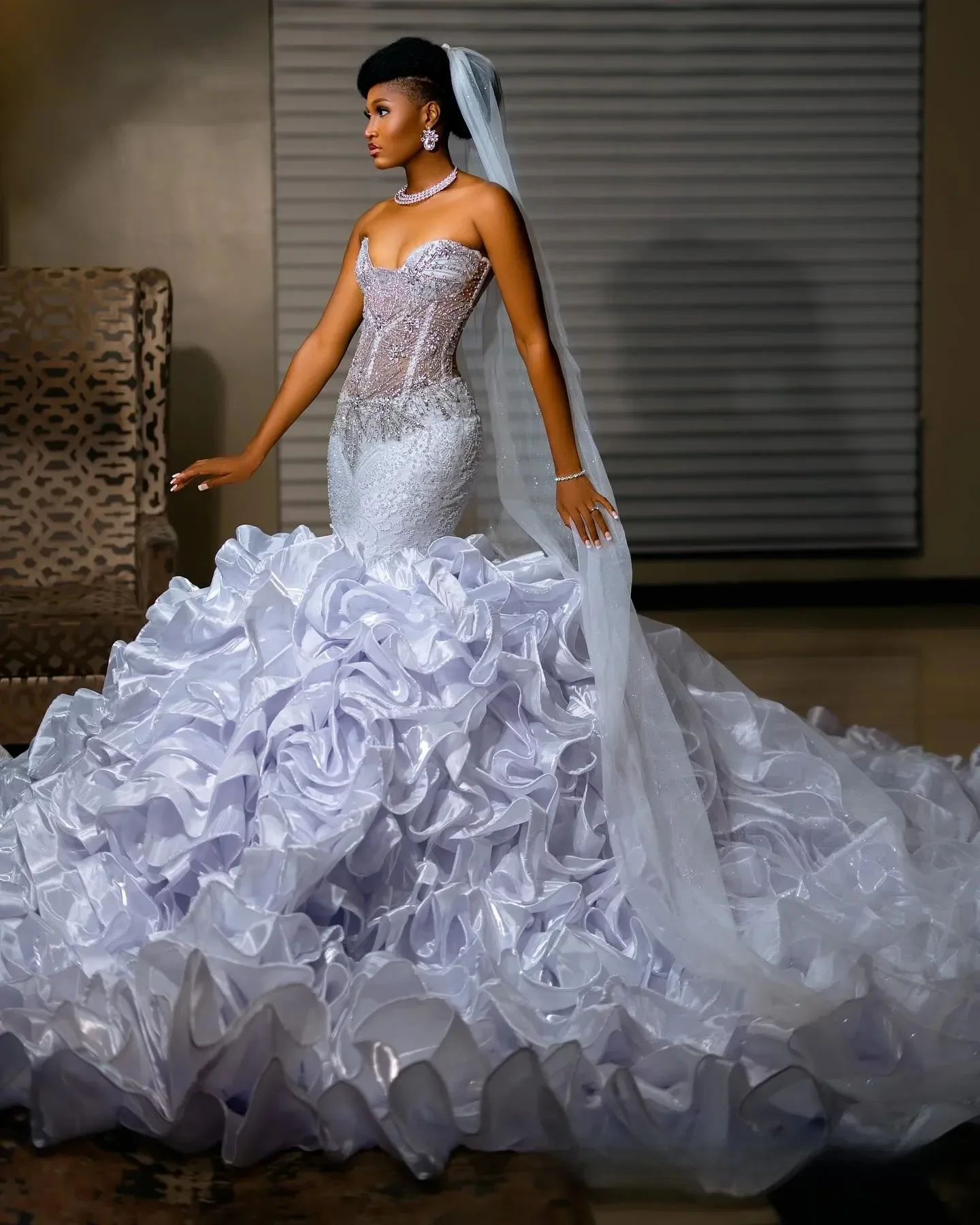 Suknie ślubne plus size na zamówienie dla panny młodej, krój syreny, prześwitujący dekolt, iluzja, warstwowy tiul, falbany, do kościoła, zdobione koralikami, koronka.