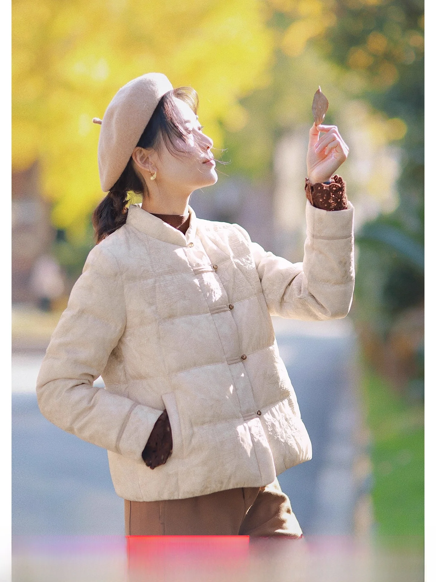 

Красная пуховая куртка в китайском стиле для женщин: дизайнерская сенсация, верхняя одежда для невысоких, новинка зимы