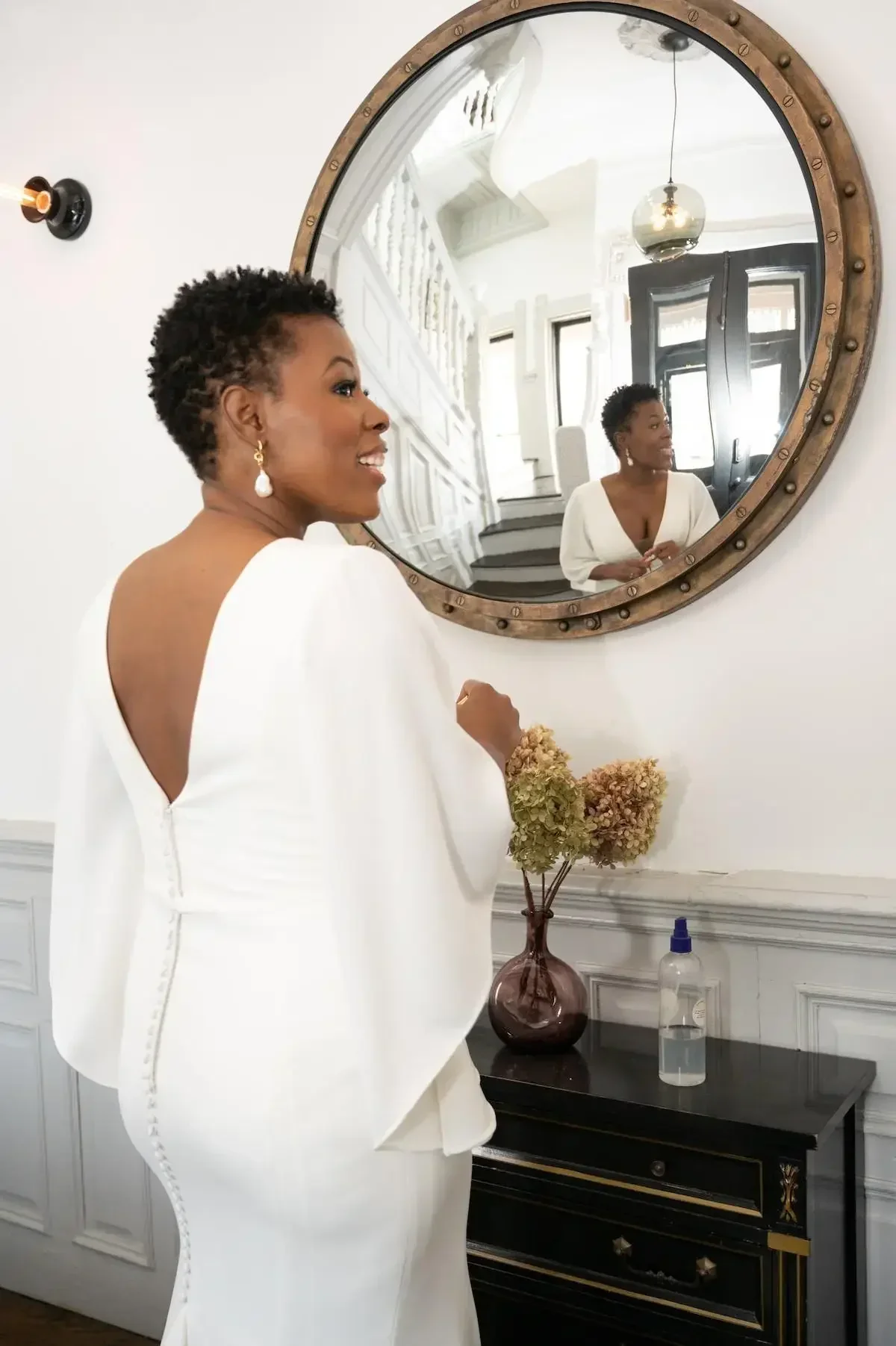 Abito da sposa in raso con scollo a V profondo personalizzato Sweep Train Abiti da sposa Maniche ad aletta Bottoni senza schienale Abito da sposa sul retro