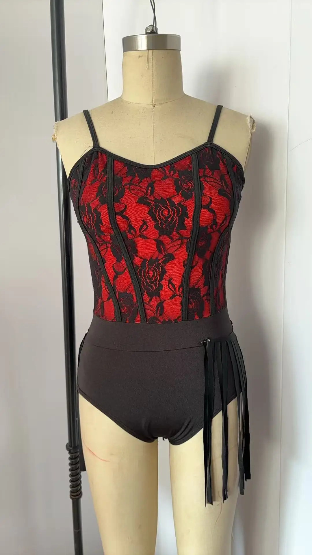 Damska, elastyczna, czarno-złota odzież do tańca lirycznego, top na ramiączkach, zdobiony piórami i błyszczącymi cyrkoniami.