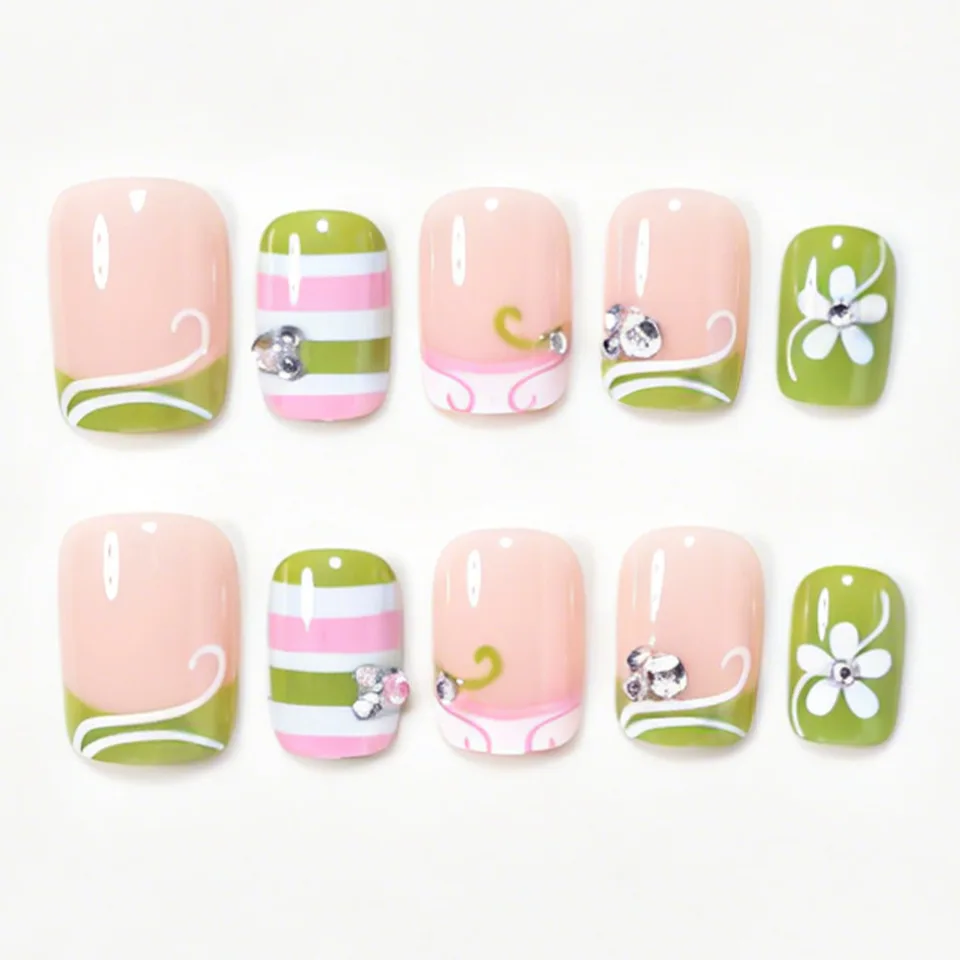 24 piezas de uñas postizas cortas cuadradas frescas, estilo francés con rayas blancas, verdes y rosas, diseños de flores delicadas 2