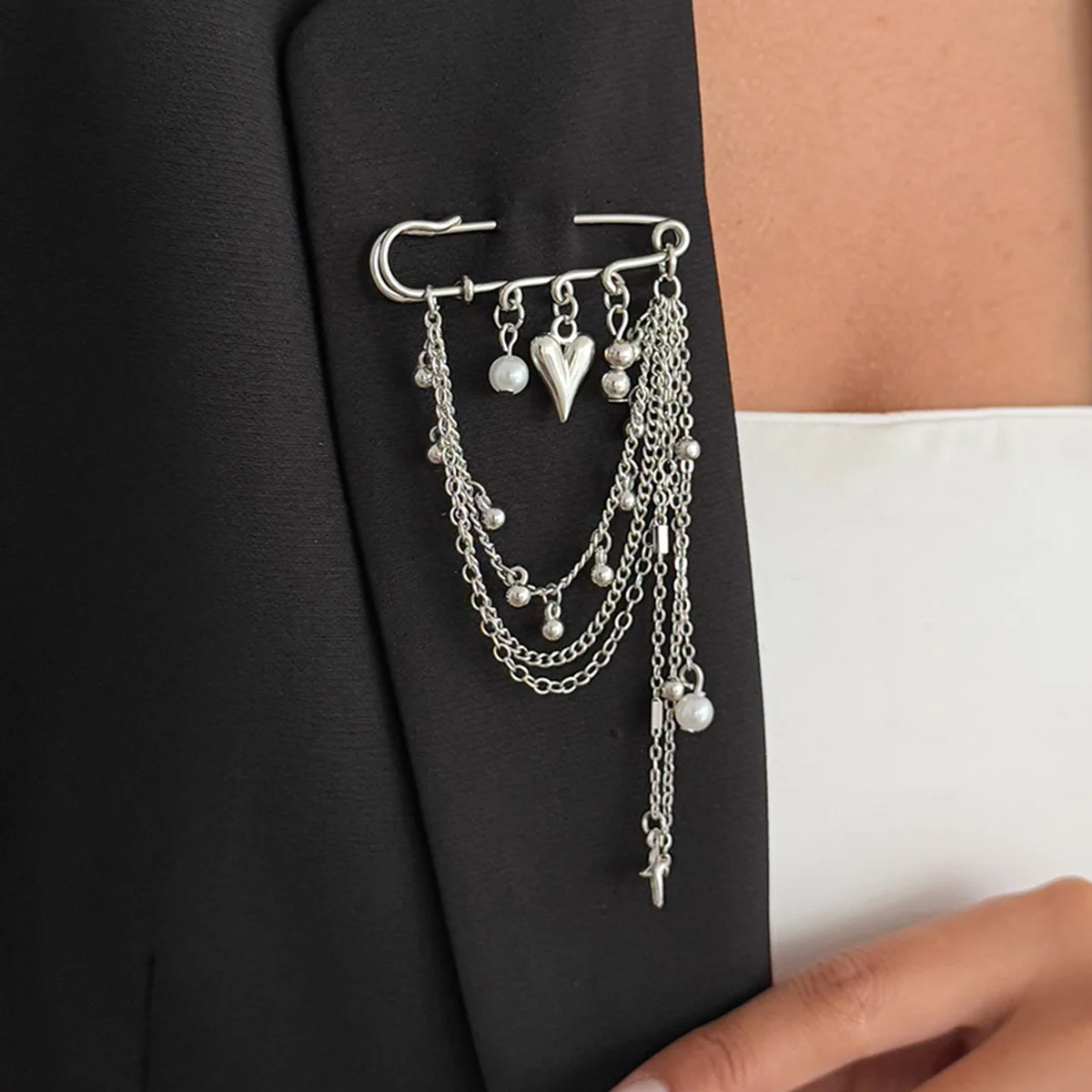 Neue modische mehrlagige Perlen-Quasten-Brosche, herzförmiges Abzeichen, Kleidungsaccessoire, Anstecknadeln für Damen, trendiger Schmuck – Detail 2