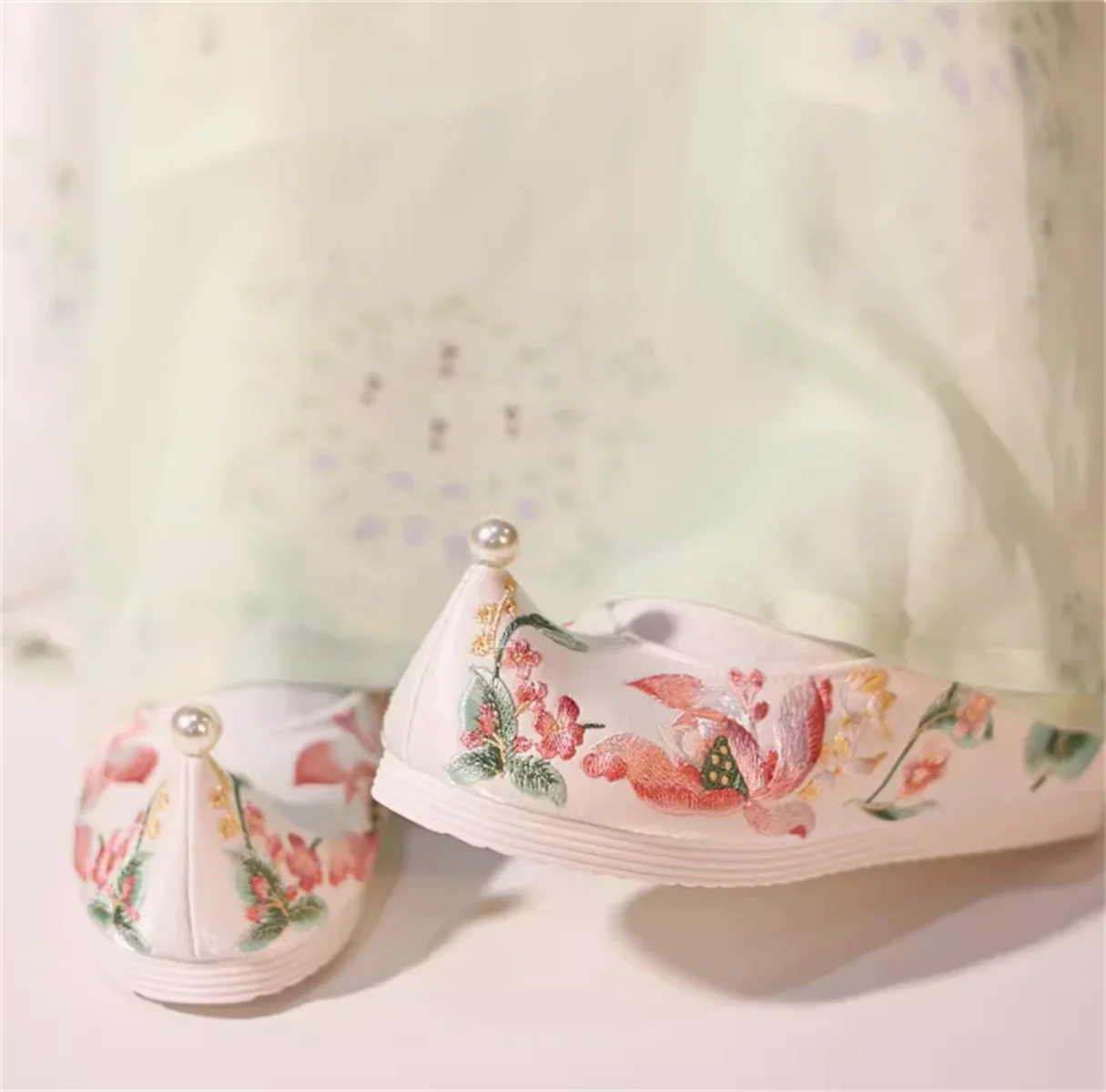 

2026 Туфли с вышивкой в древнем стиле с приподнятым носком и арочными туфлями с плоской подошвой и увеличенной высотой внутри 4 см.