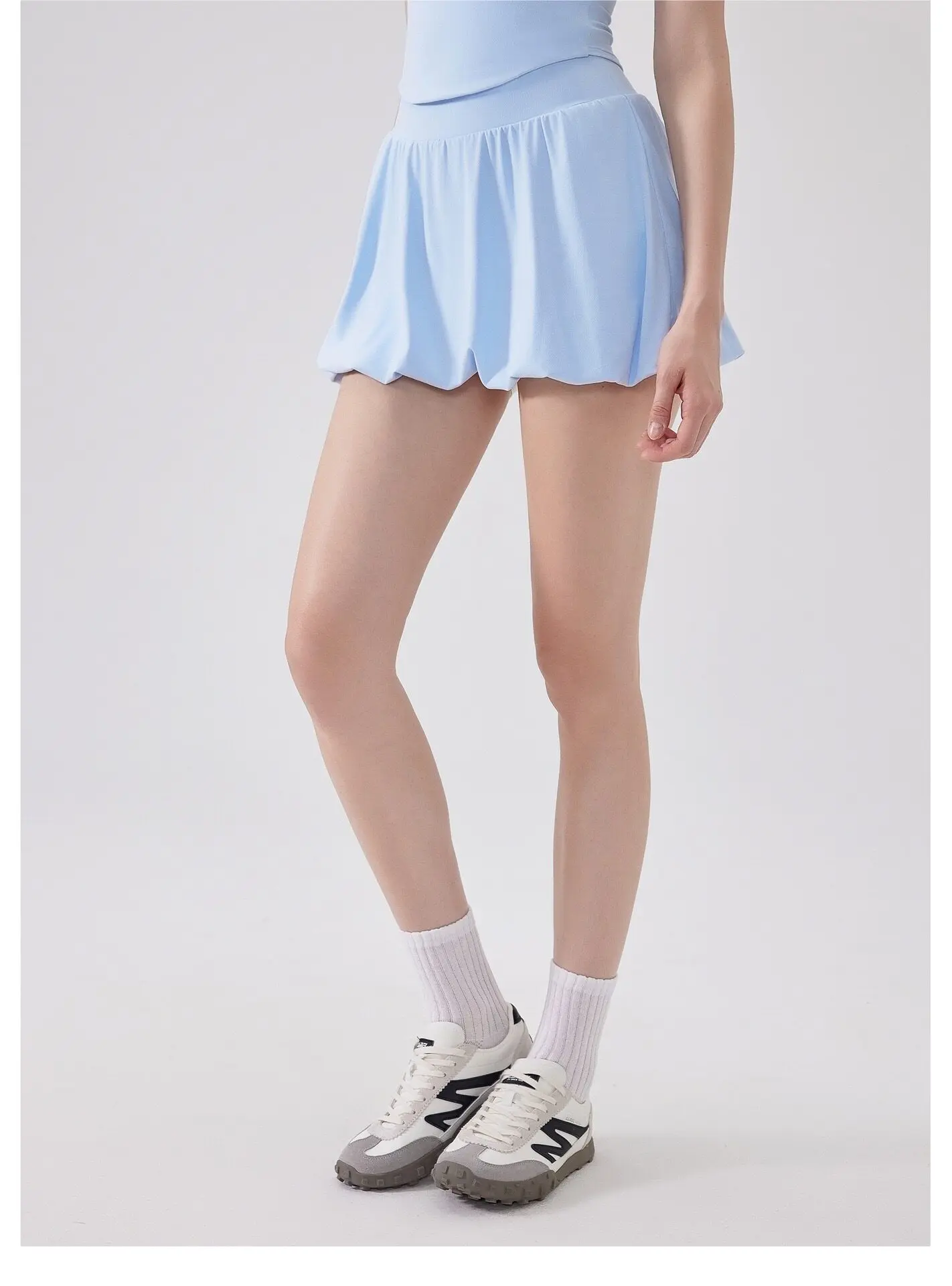 Sommerlicher Tennisrock für Damen in Nude, hohe Taille, Anti-Exposure, atmungsaktiv, mit Taschen, bauschiger Sportrock für Fitness, Laufen und Pilates. – Detail 4