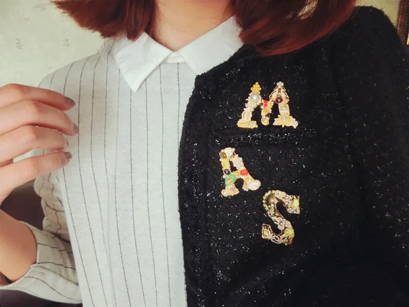 SKEDS أنيقة قصر نمط النساء الفتيات موضة رسالة اللؤلؤ كريستال بروش شارات موضة رائعة خمر دبوس لسيدة