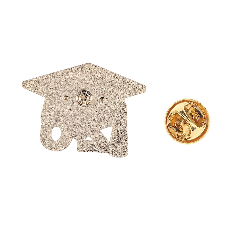 Abschlussfeier 2026 Mortarboard Emaille-Anstecknadel – Absolventenklasse 2026 Metallbrosche für Rucksack und Revers – Schmuckgeschenk für Absolventen und Lehrer – Detail 3