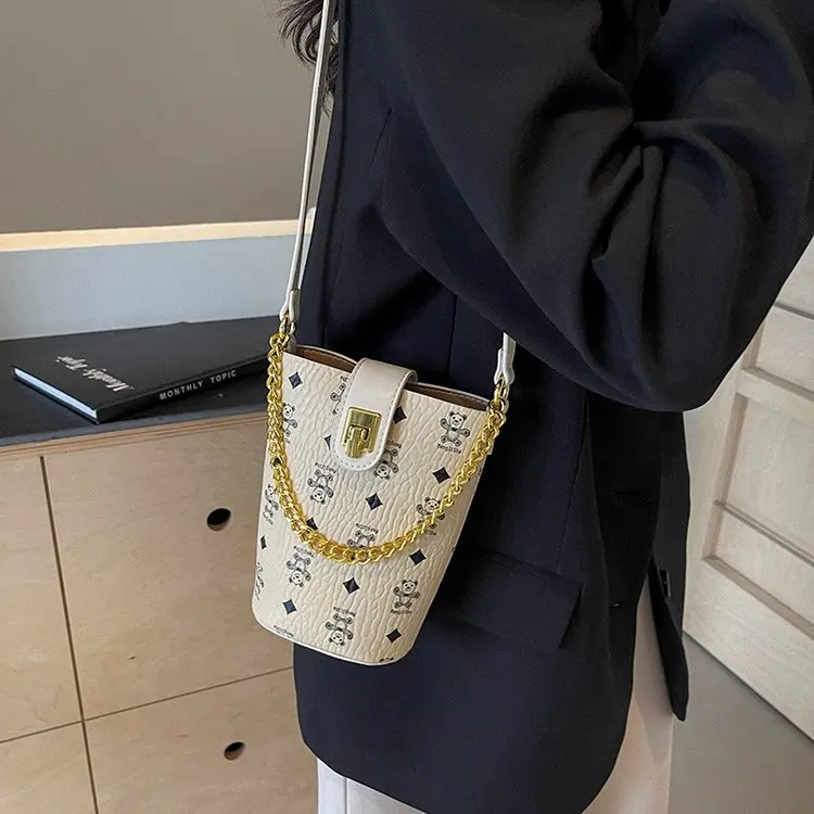 

2025 autumn new embossed shoulder crossbody handbag coffee color presbyopia draw with lock PVC white