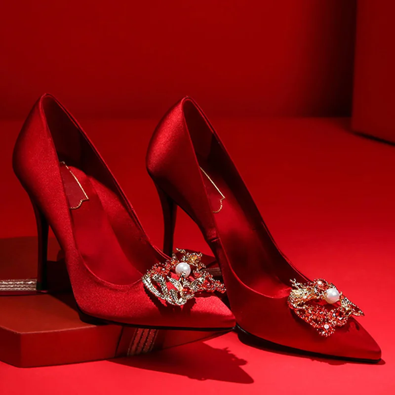 

Китайские свадебные туфли на высоком каблуке с острым носком, женские классические туфли с пуговицами в виде дракона и феникса, туфли для невесты, красные туфли на тонком каблуке