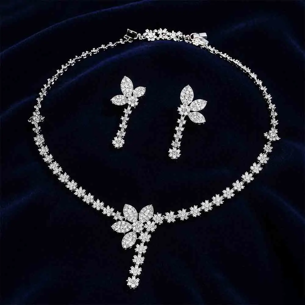 2PCS of Luxurious Jewelry Sets - Exquisite Daily Women's Decorative Silver Flower Necklaces and Earrings.