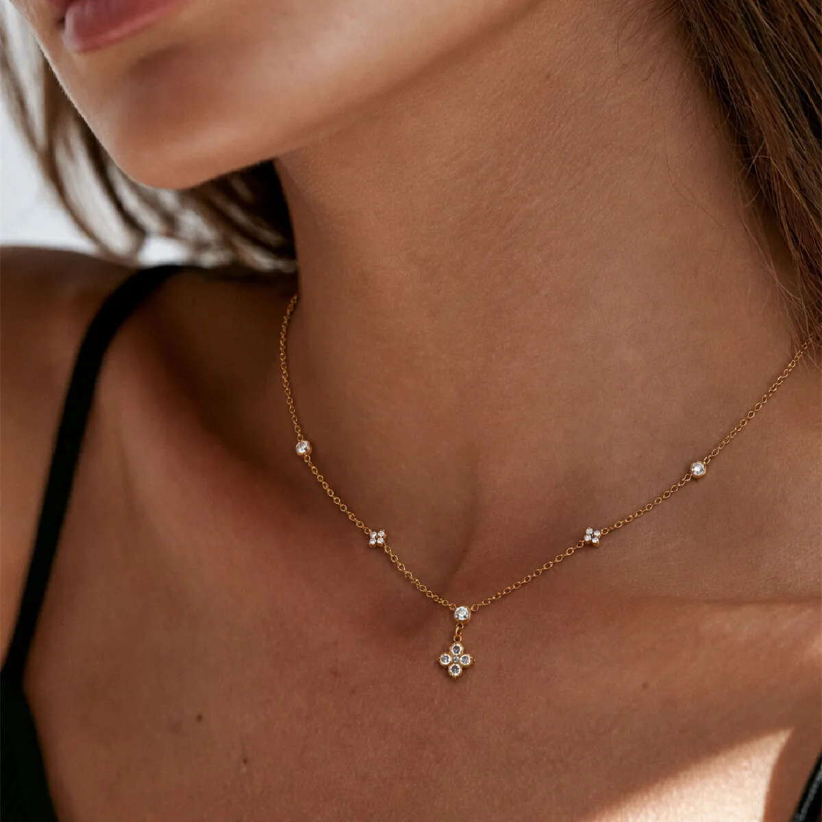 Salircon 2027 New Trendy 18K Gold Plated Stainless Steel Choker Necklace Inlay Zircon Leaf Flower Pendant Necklace Jewelry