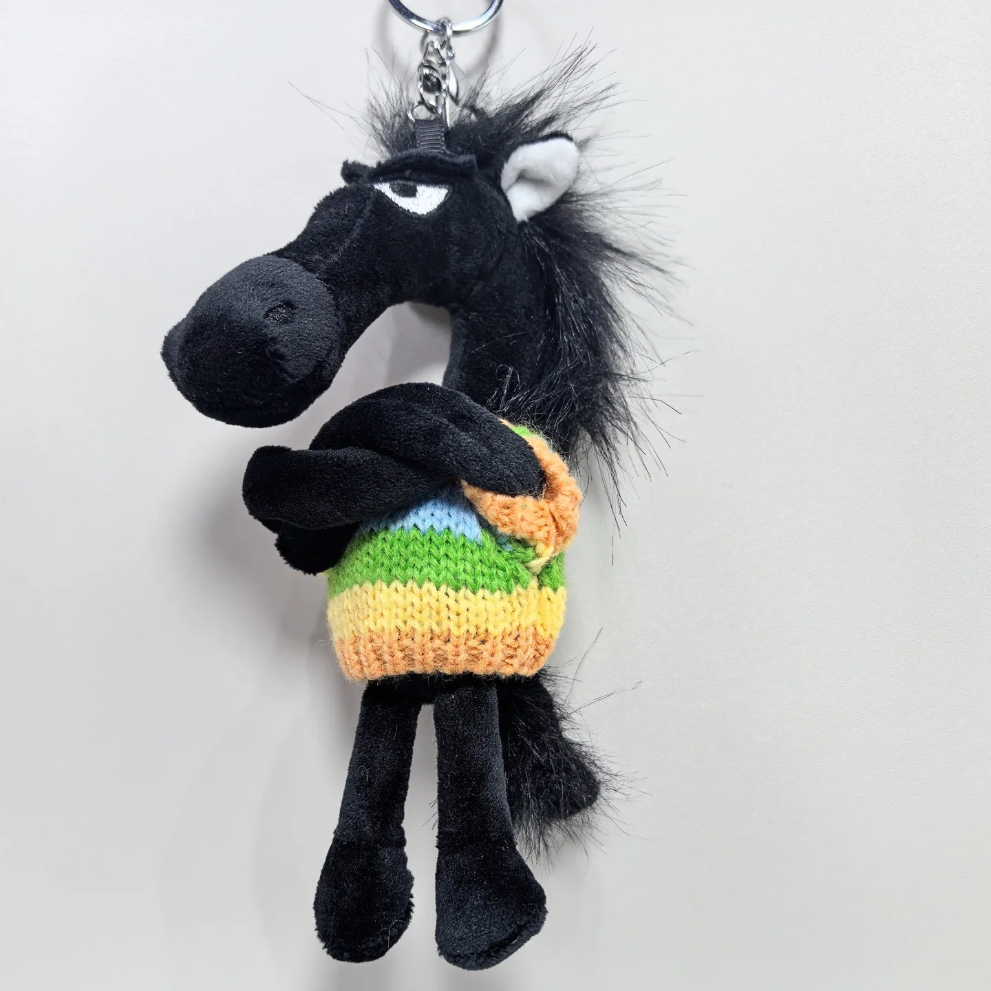 Breloczek Pluszowy Czarny Koń z Kreskówki 2026 Maskotka Roku Końskiego Pluszowy Kucyk Zabawka Zawieszka do Plecaka Prezent