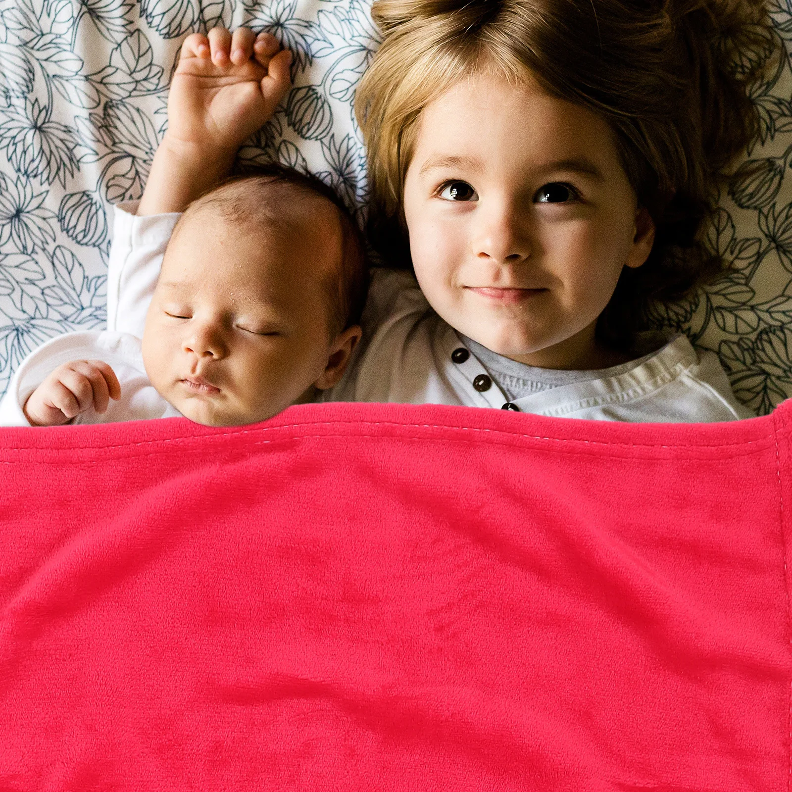 

Solid Color Pet Blanket Premium Flannel Fleece for Dogs Cats Extra Warm Light Weight Towel Use Bright Red