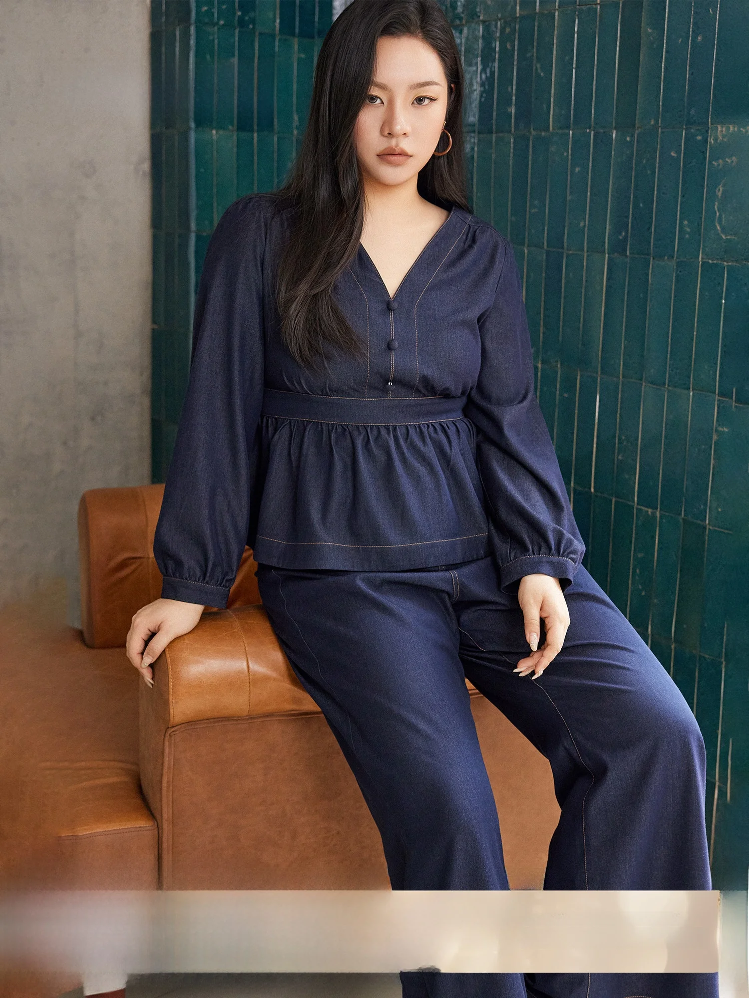 

Комплект Plusmall: джинсовый костюм с V-образным вырезом и утягивающим поясом, капри, повседневный, для женщин больших размеров, весенний модный ансамбль