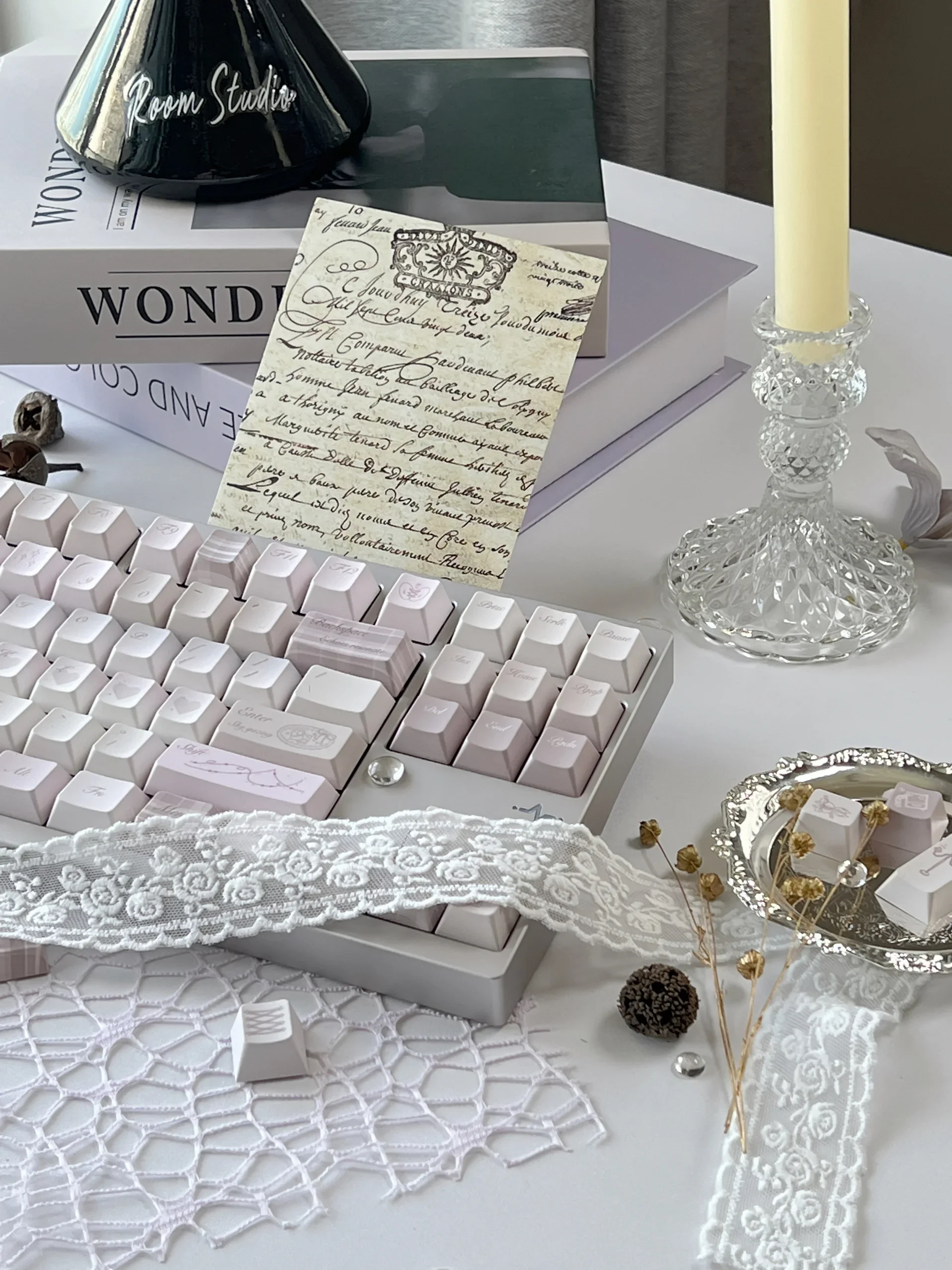 

Faint keycaps Original gray-pink French keycaps Original highly personalized keycaps