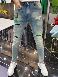 Yeni erkek yırtık ekleme kot nakış dar pantolon yüksek kaliteli ince eski mavi Hip Hop kot Streetwear Mans Denim pantolon