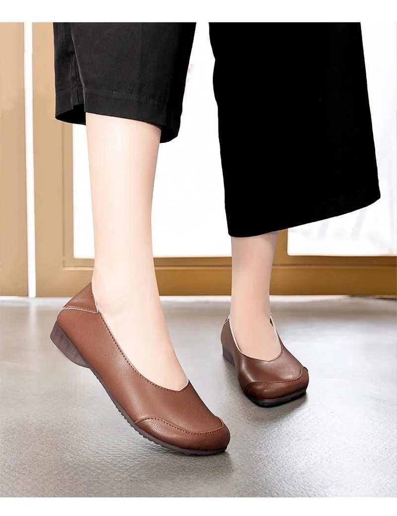 2022 New Mother Shoes Soft Bottom Leather Shoes Leather Comfortable Big Foot Single Shoes Spring and Autumn Flat Women\'s Shoes