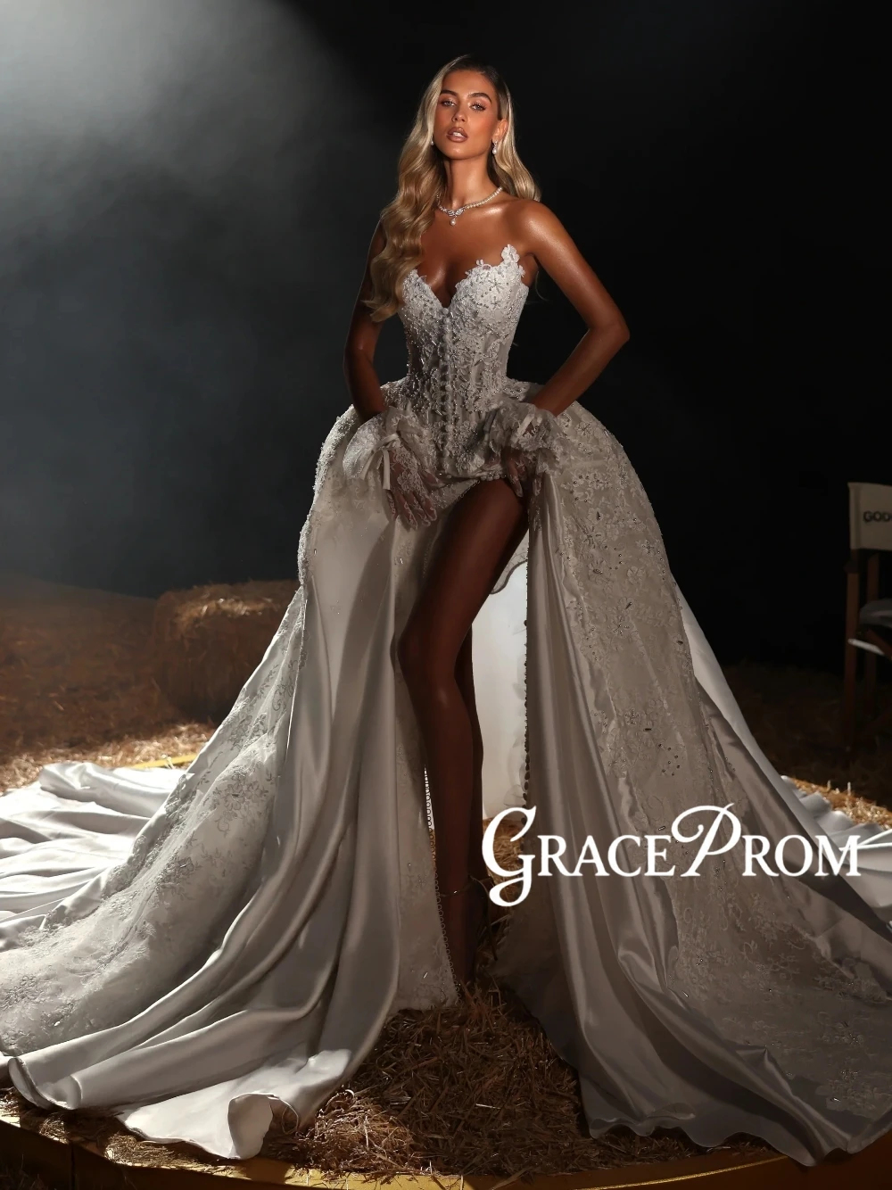 فستان زفاف رومانسي عتيق من الدانتيل مطرز بفتحة عالية وقطار طويل لحفلات الزفاف الأنيقة #1