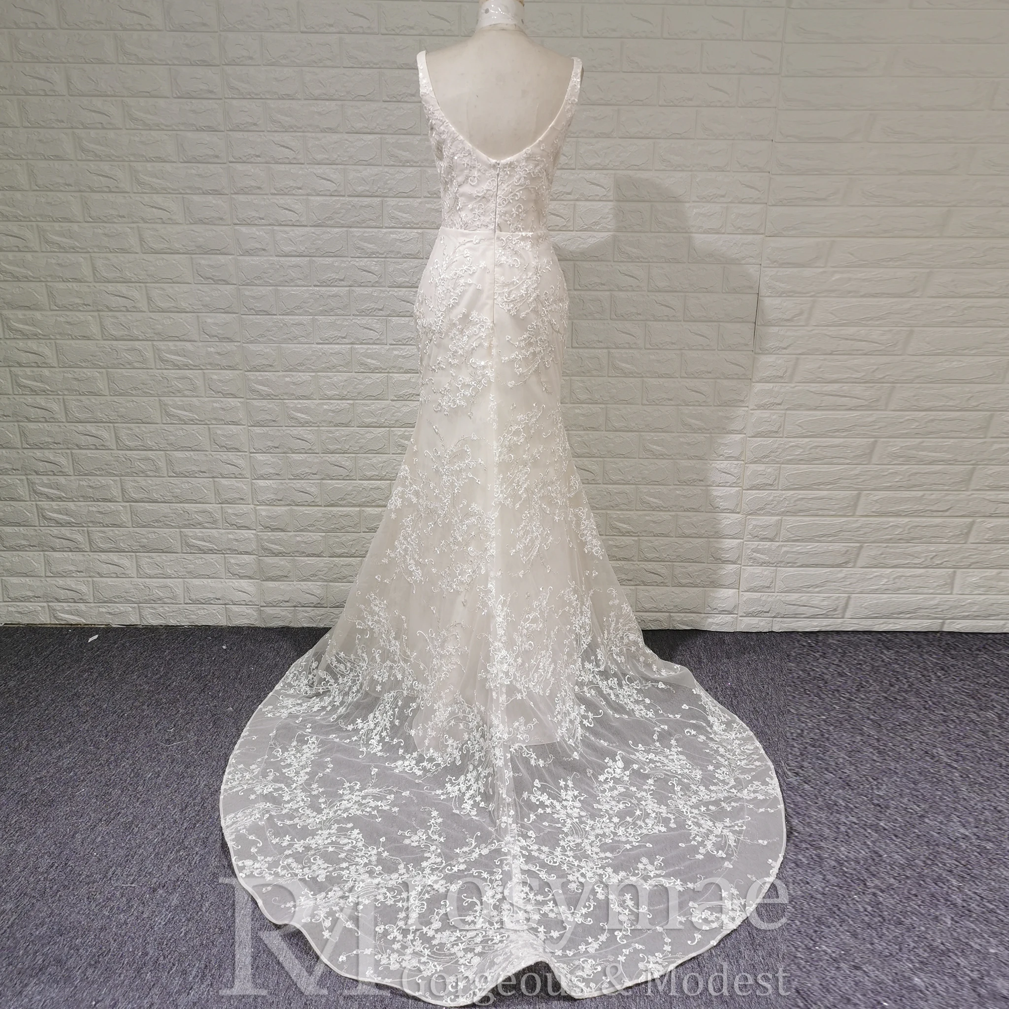 Suknia ślubna Rosymae Light Champagne w stylu syreny, dekolt w serek, kwiatowa koronka, odkryte plecy, elegancka, wygodna suknia na ślub na plaży lub na świeżym powietrzu.