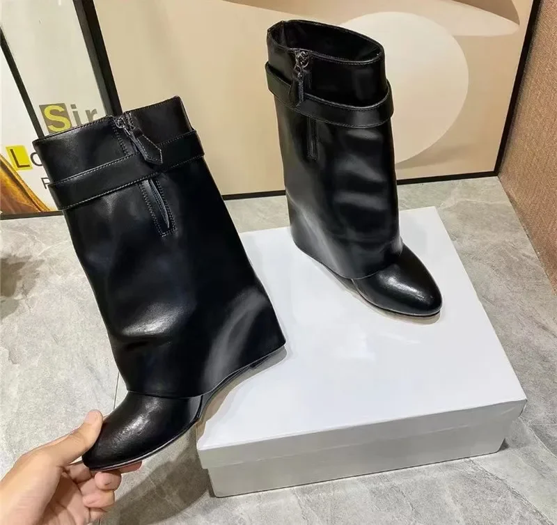 

Autumn/Winter 2024New Fashion Large Lock Waist Skirt Boots High Heel Leather Thick Bottom Side Zipper Women's Short Boots